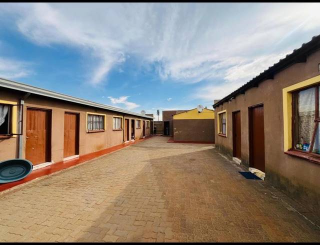 10 BEDROOM HOUSE FOR SALE IN BUHLE PARK